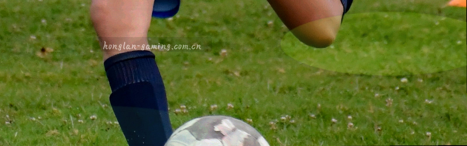 低角度键帽特写，深色处理并叠加红蓝双色边缘光